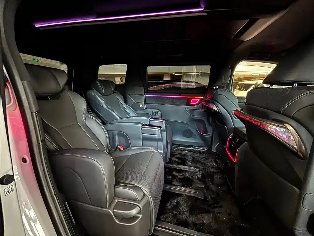 Toyota Alphard — фото 9