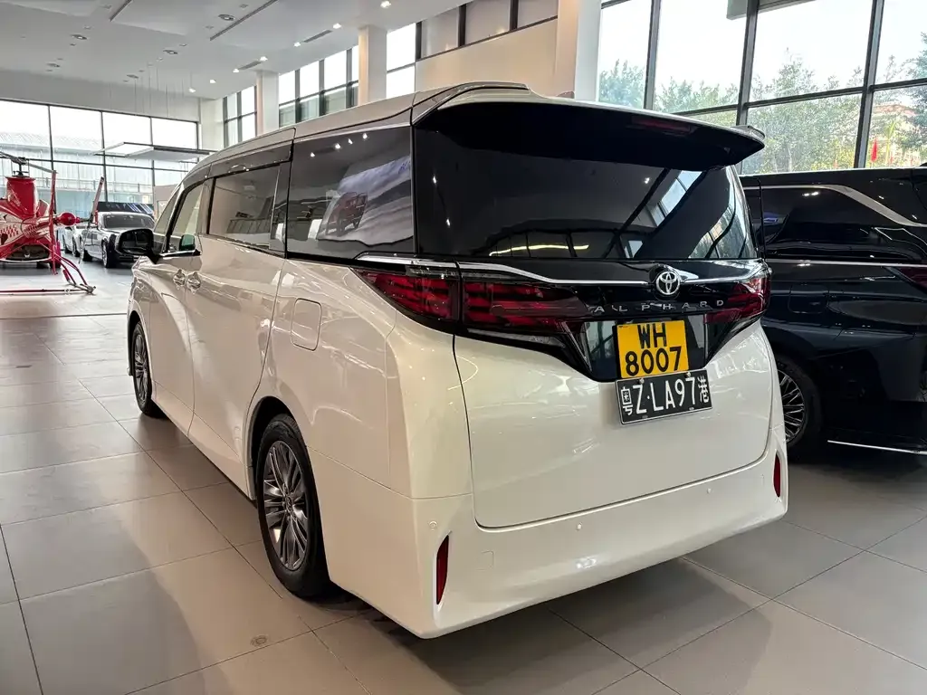 Toyota Alphard — фото 6