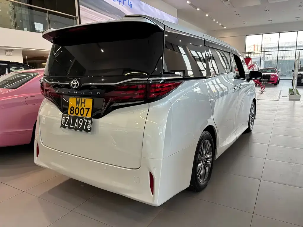 Toyota Alphard — фото 4