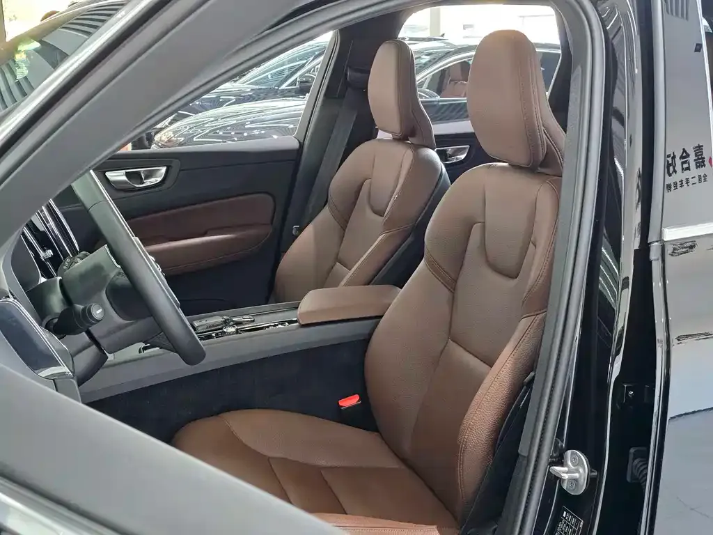 Volvo XC60 — фото 9