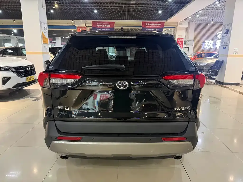 Toyota RAV4 — фото 8