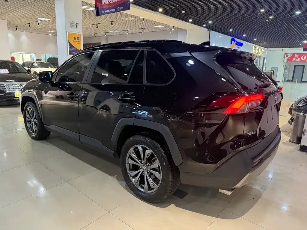 Toyota RAV4 — фото 4