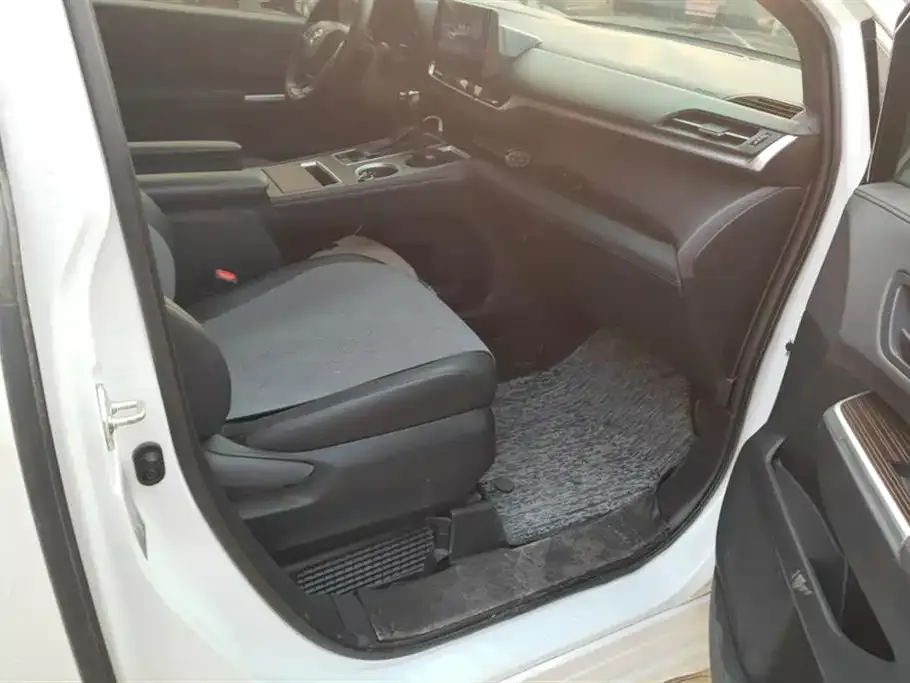 Toyota Granvia — фото 2