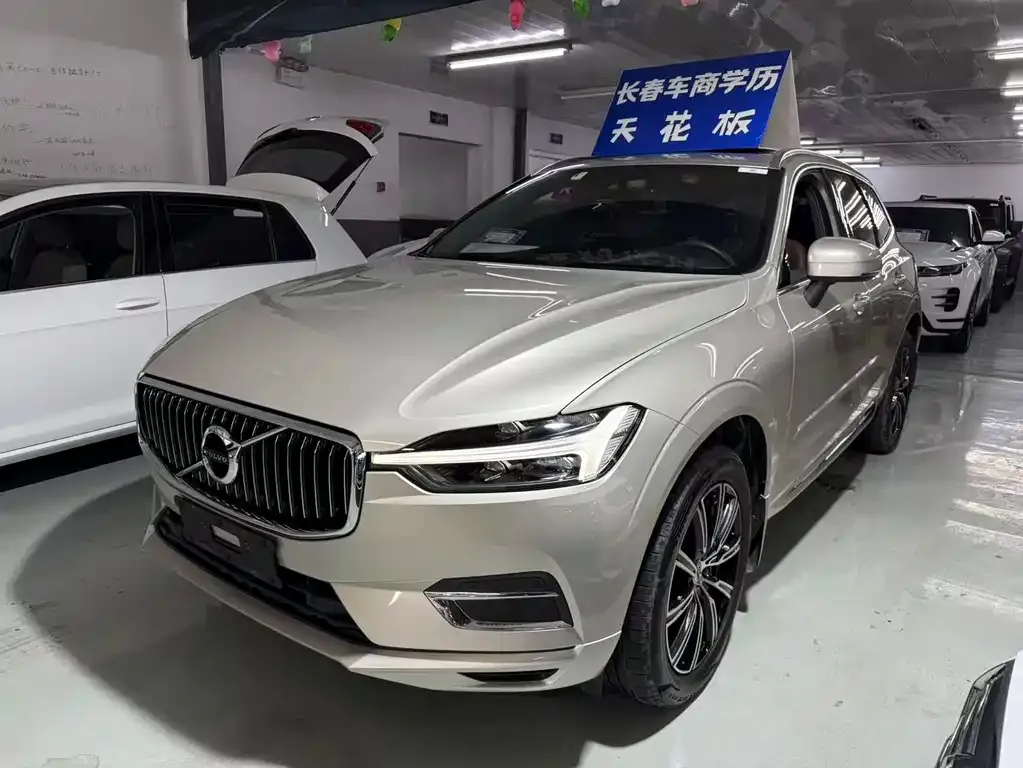 Volvo XC60 — фото 1