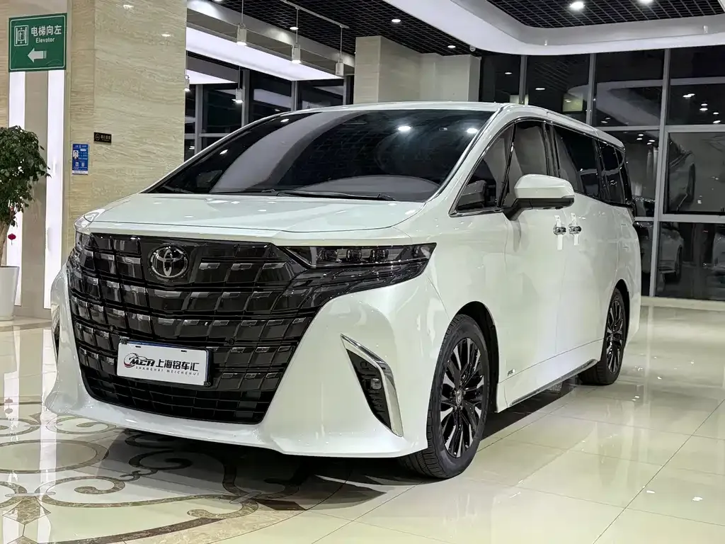 Toyota Alphard — фото 1