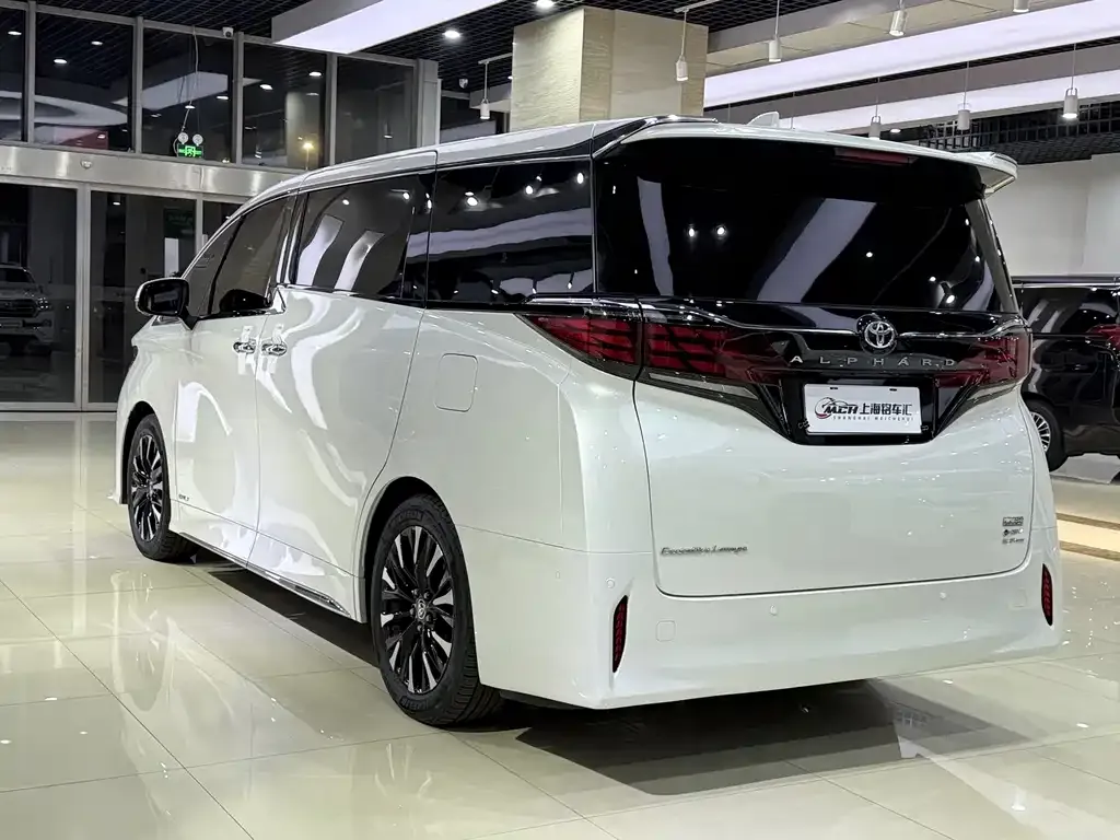 Toyota Alphard — фото 9