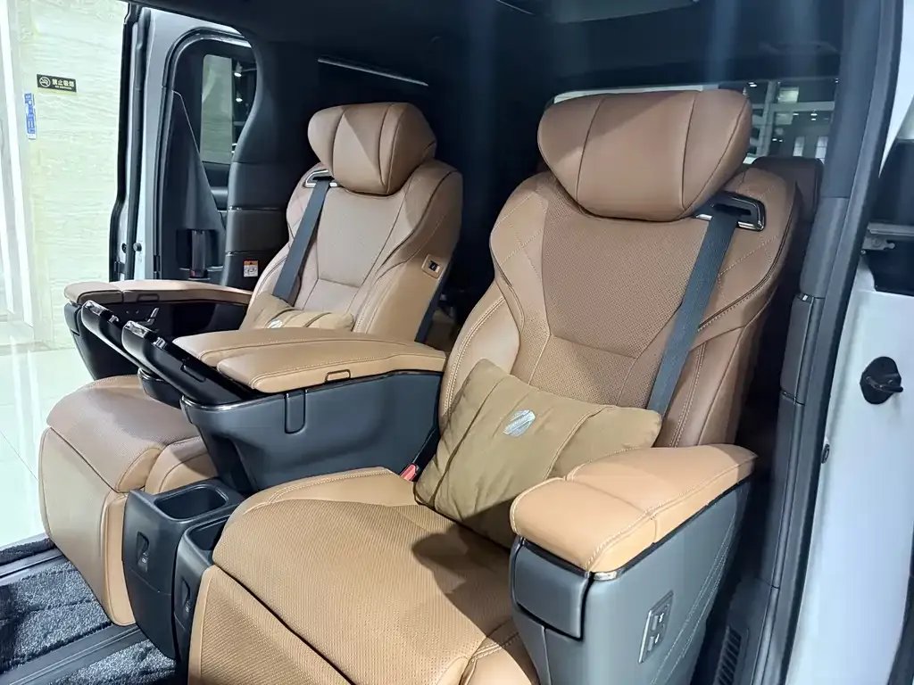 Toyota Alphard — фото 5