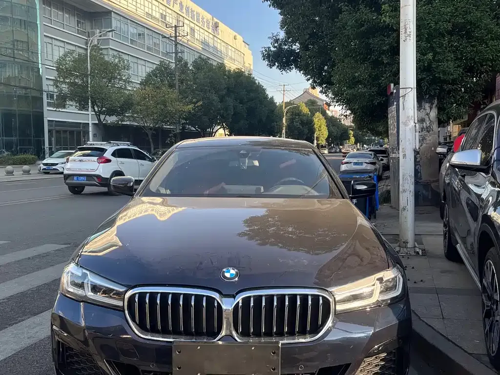 BMW 5 Series — фото 1
