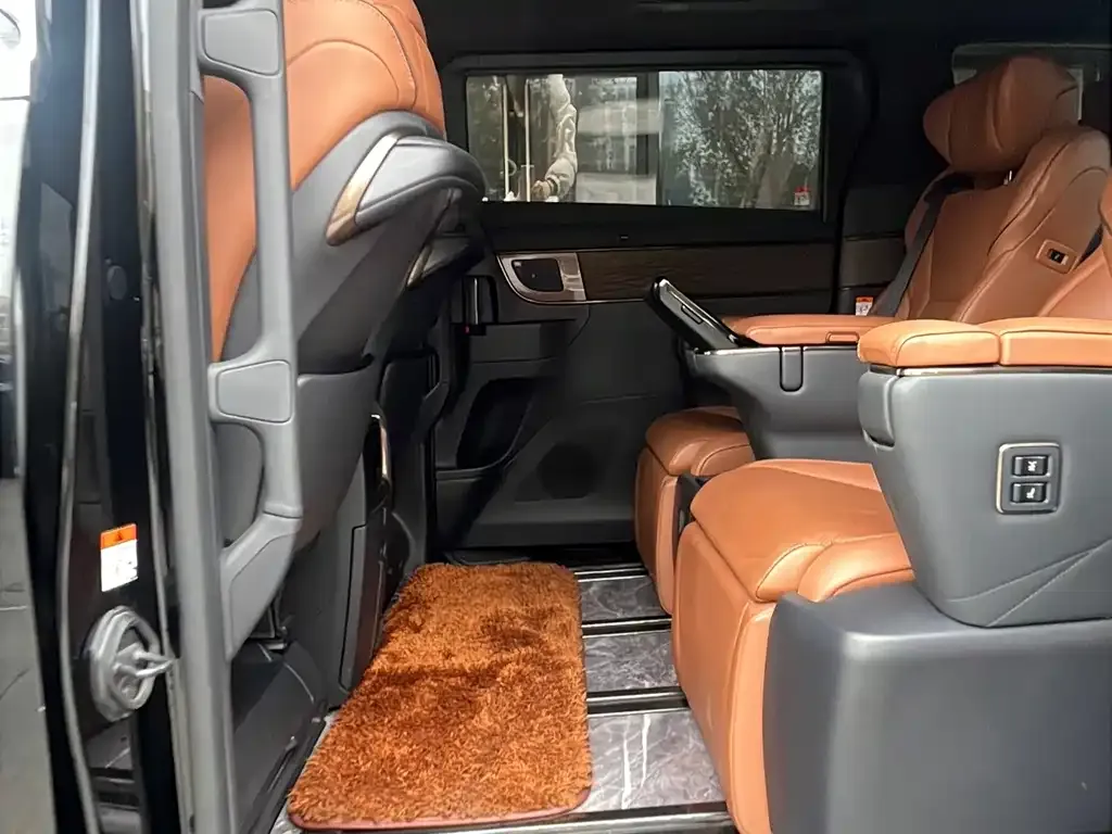Toyota Alphard — фото 2