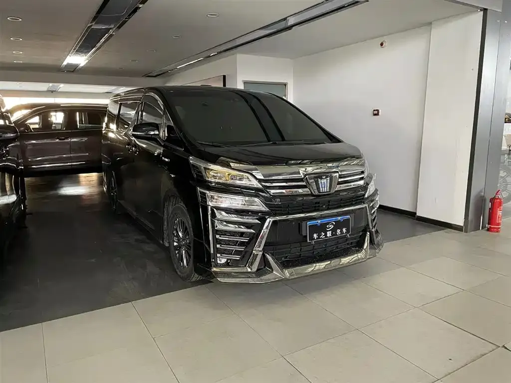 Toyota Vellfire — фото 1