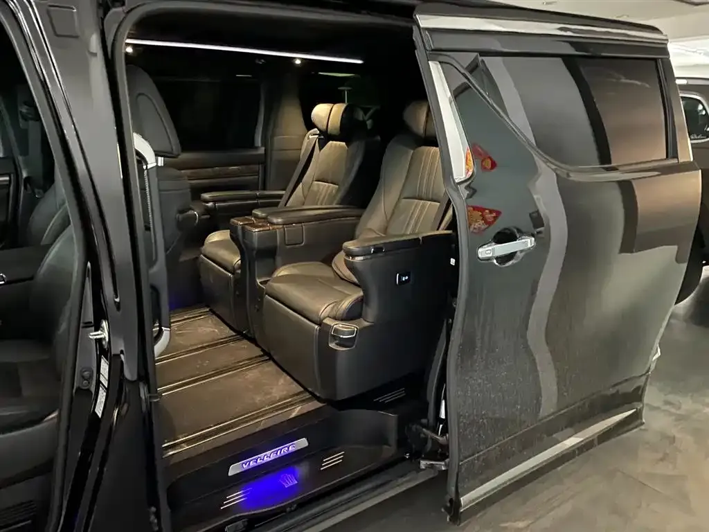 Toyota Vellfire — фото 2