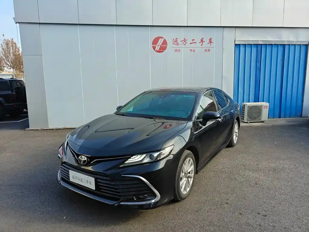 Toyota Camry — фото 1