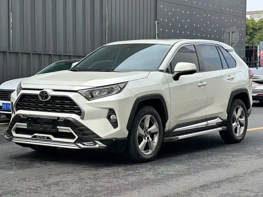 Toyota RAV4 — фото 1