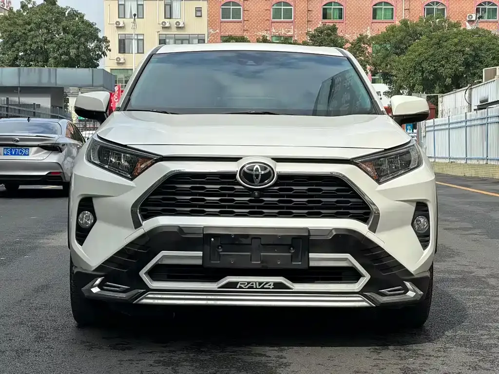 Toyota RAV4 — фото 2