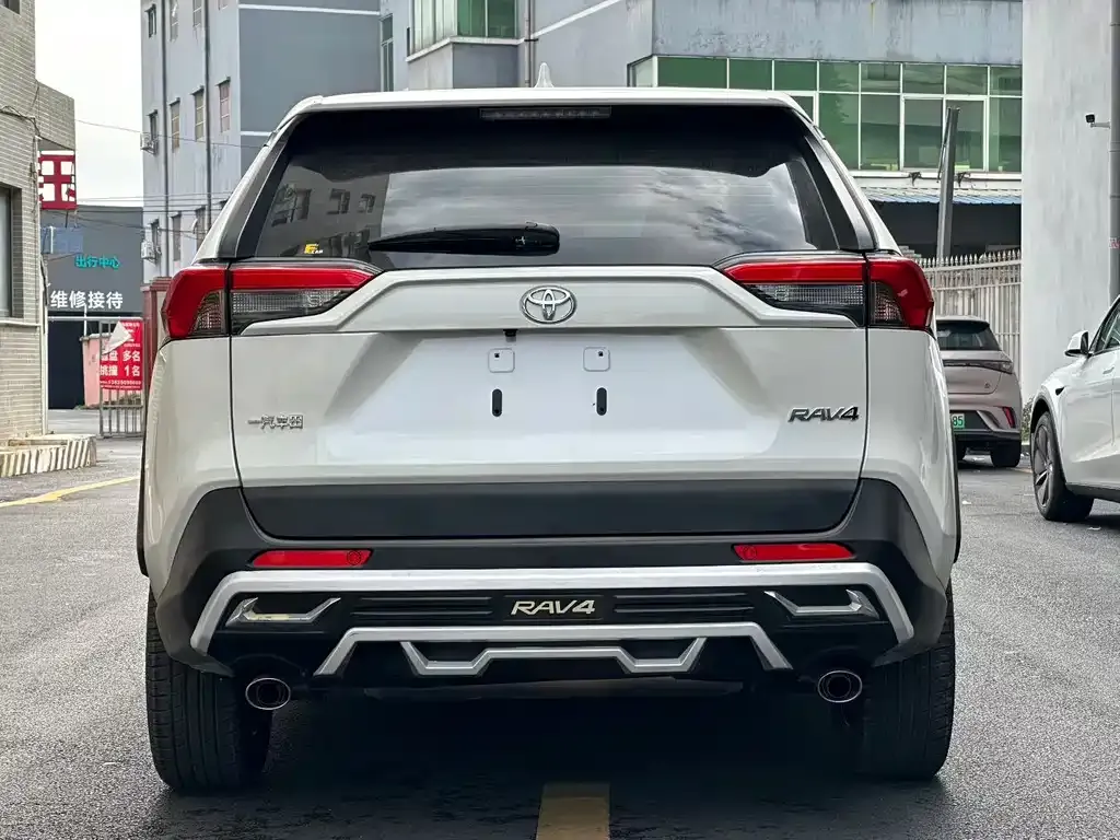 Toyota RAV4 — фото 5