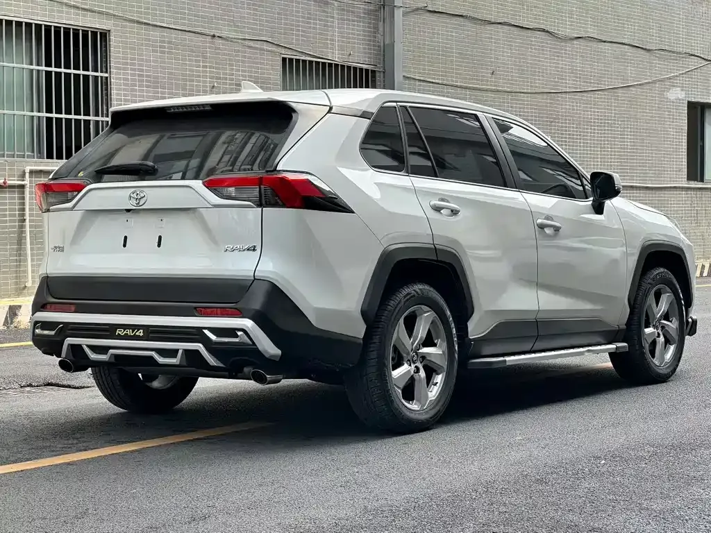 Toyota RAV4 — фото 6