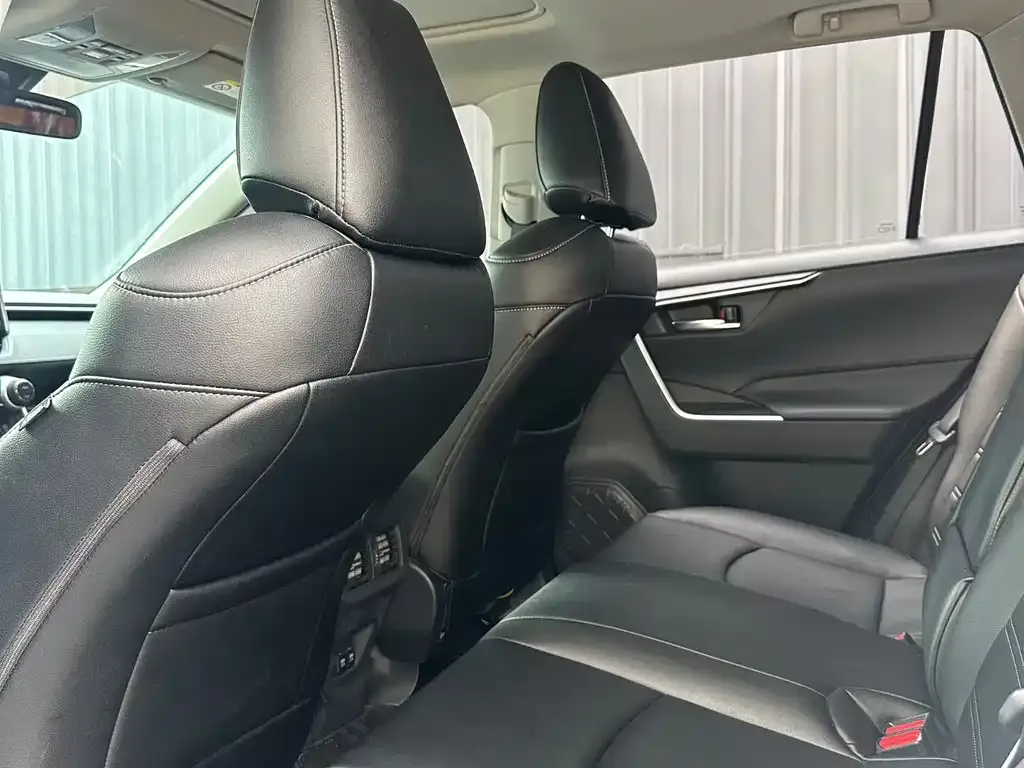 Toyota RAV4 — фото 9