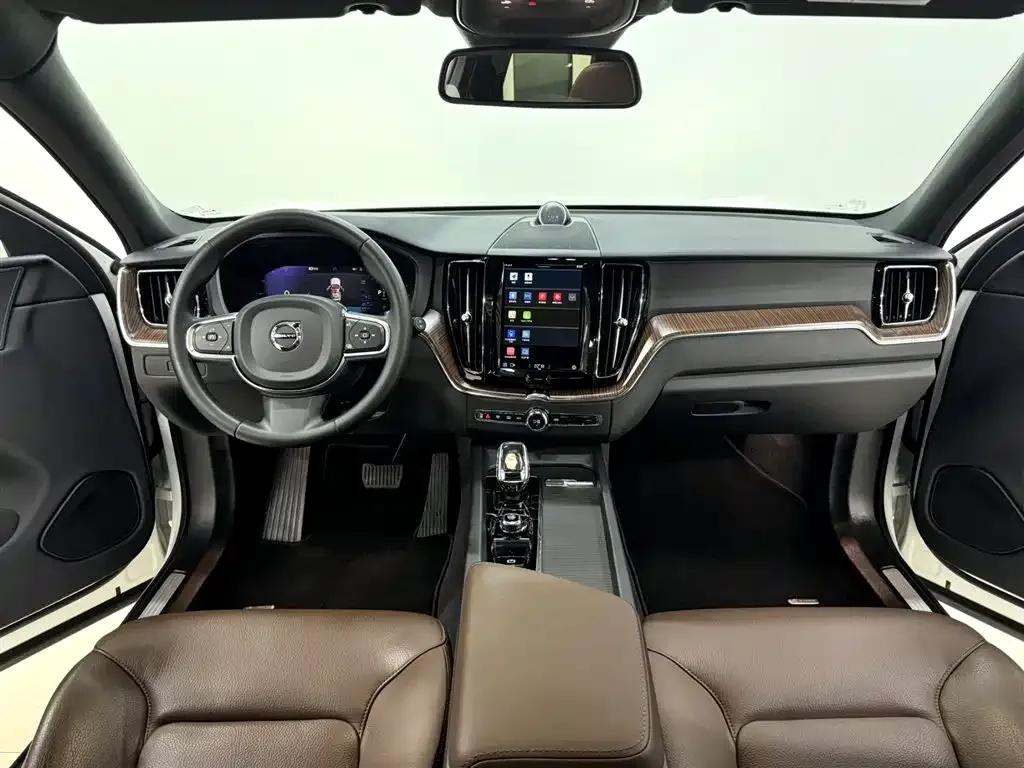 Volvo XC60 — фото 10