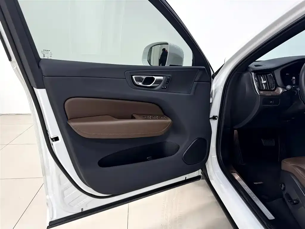 Volvo XC60 — фото 8