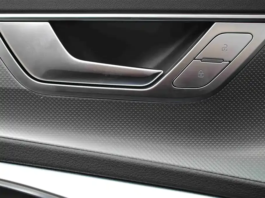 Audi A6L — фото 10