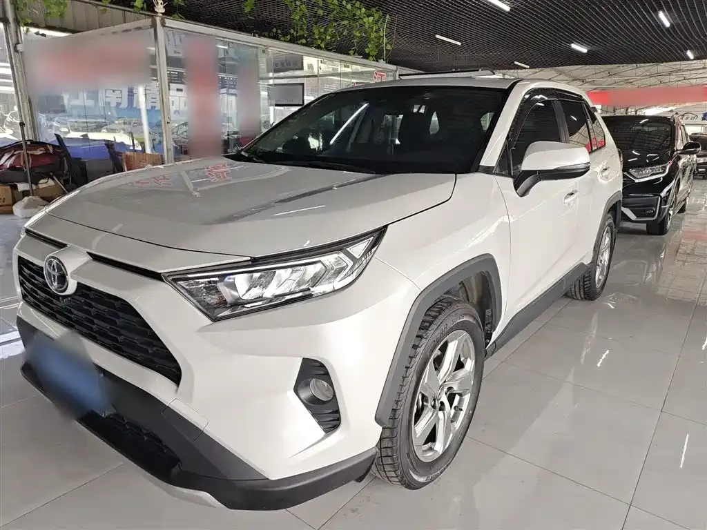 Toyota RAV4 — фото 1