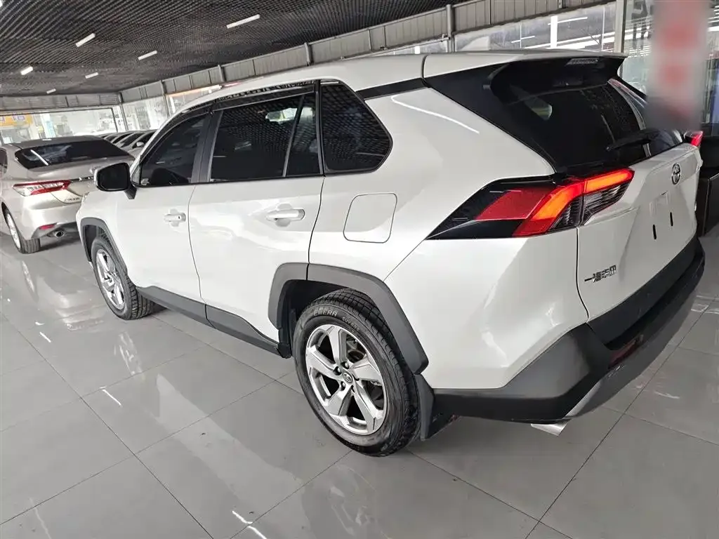 Toyota RAV4 — фото 10