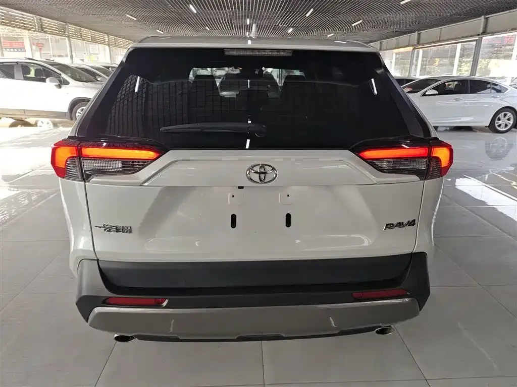 Toyota RAV4 — фото 8