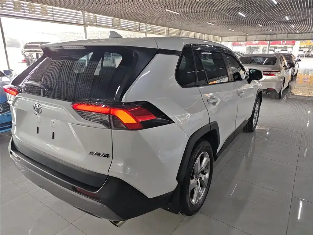 Toyota RAV4 — фото 7