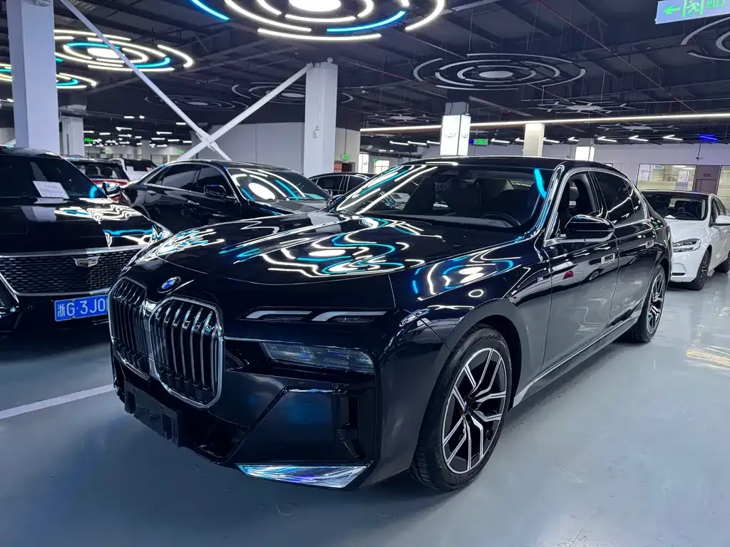 BMW 7 Series — фото 1