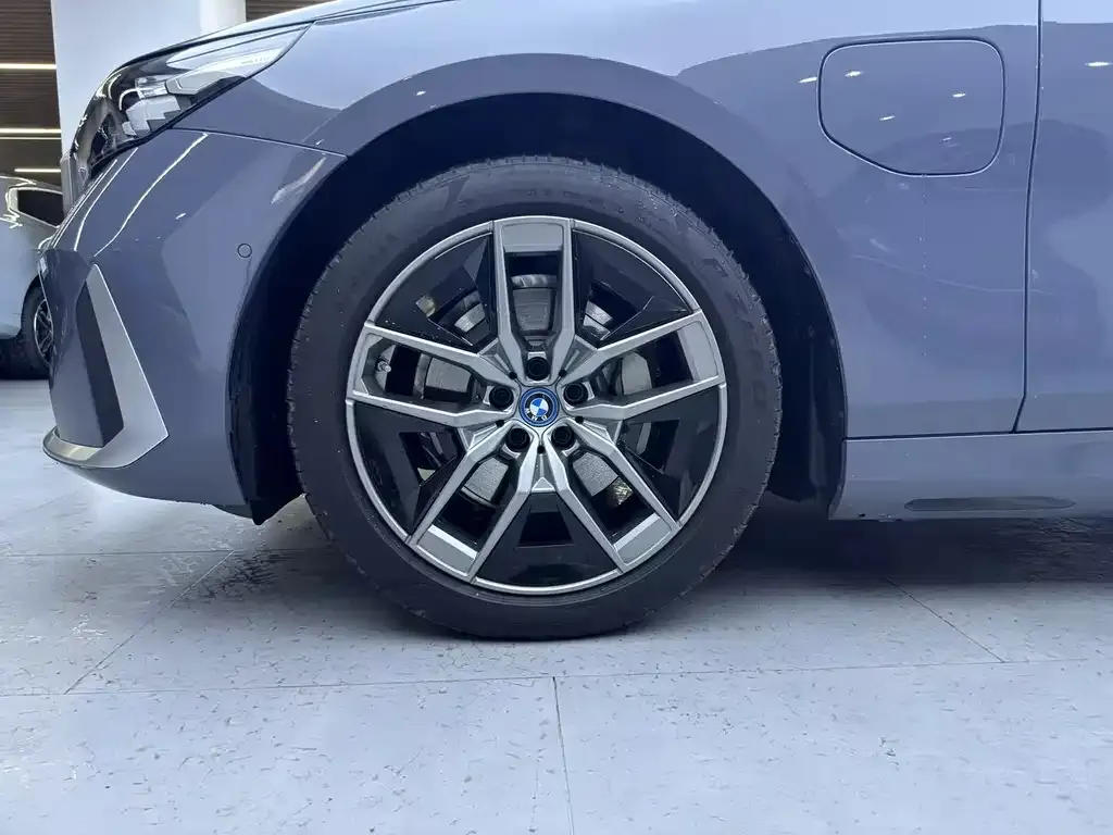 BMW i5 — фото 2