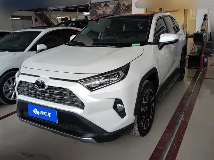 Toyota RAV4 — фото 1