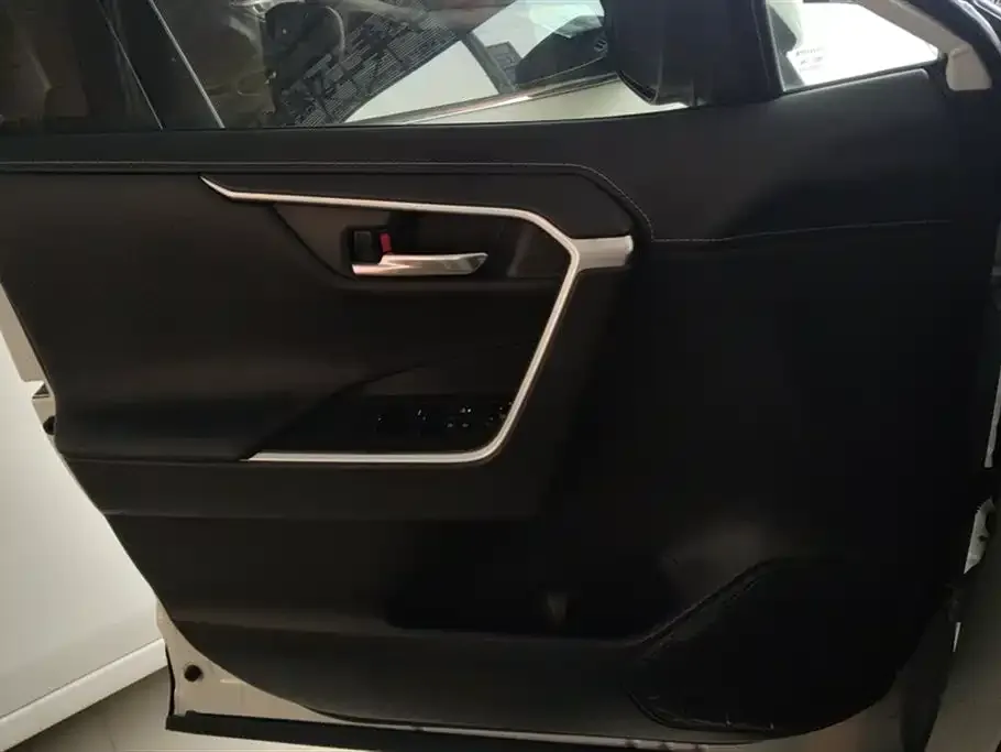 Toyota RAV4 — фото 3