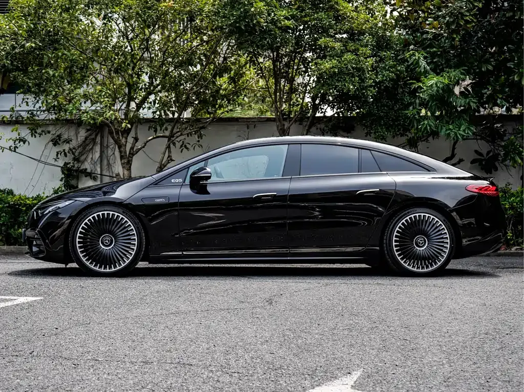 Mercedes-Benz EQS AMG — фото 10