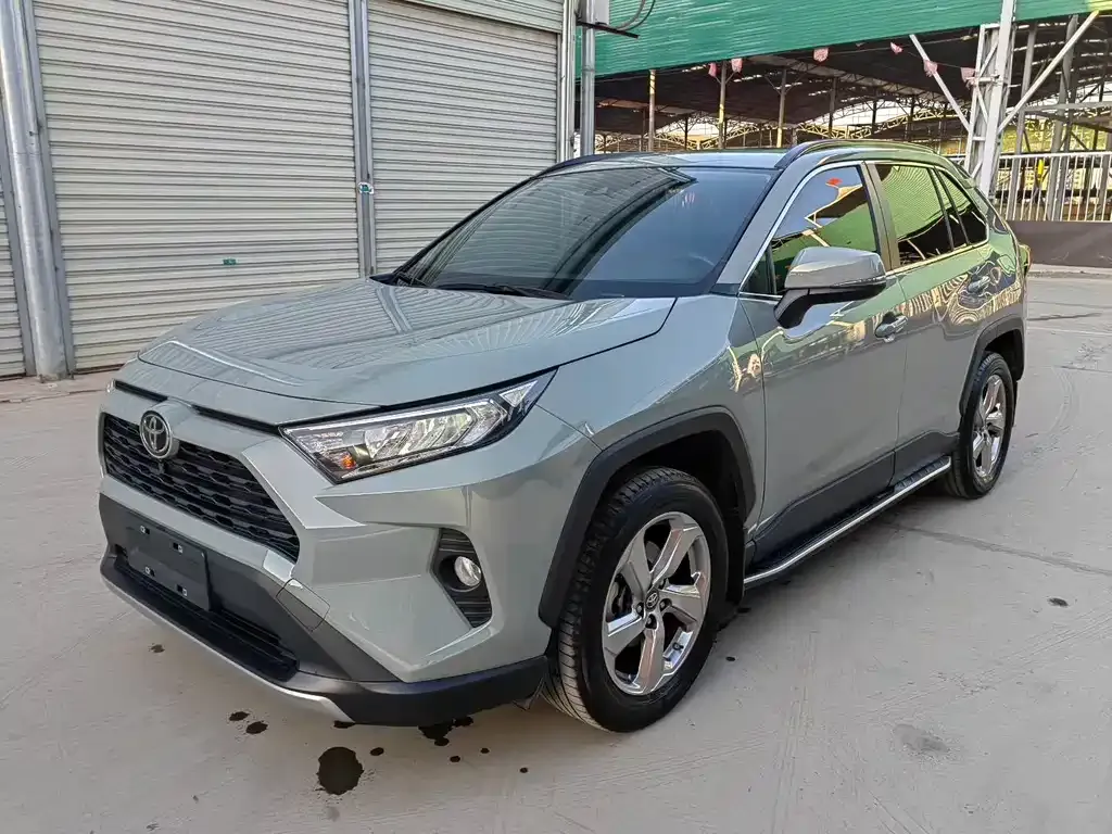 Toyota RAV4 — фото 1