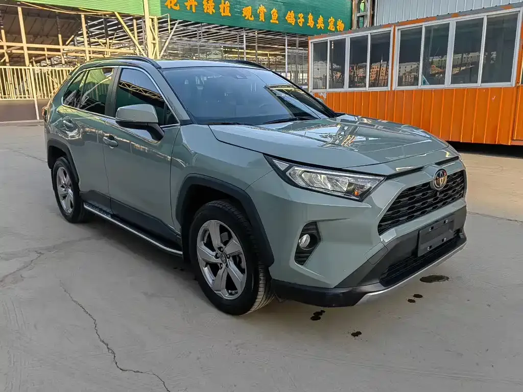 Toyota RAV4 — фото 8