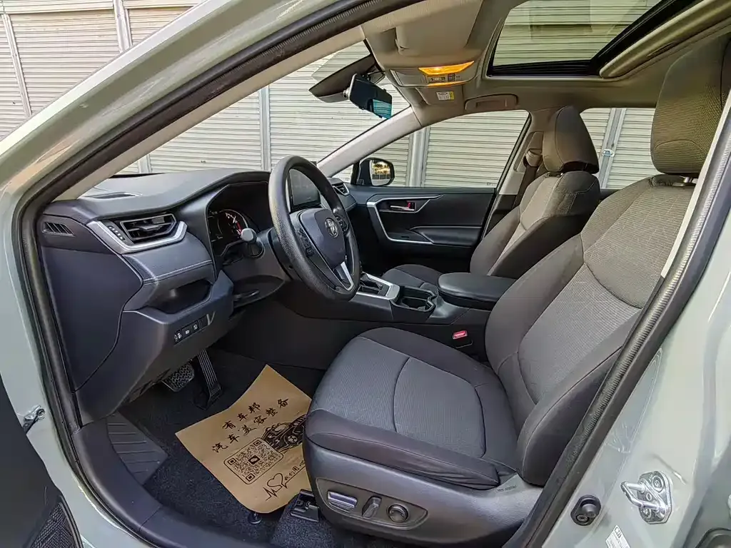 Toyota RAV4 — фото 6