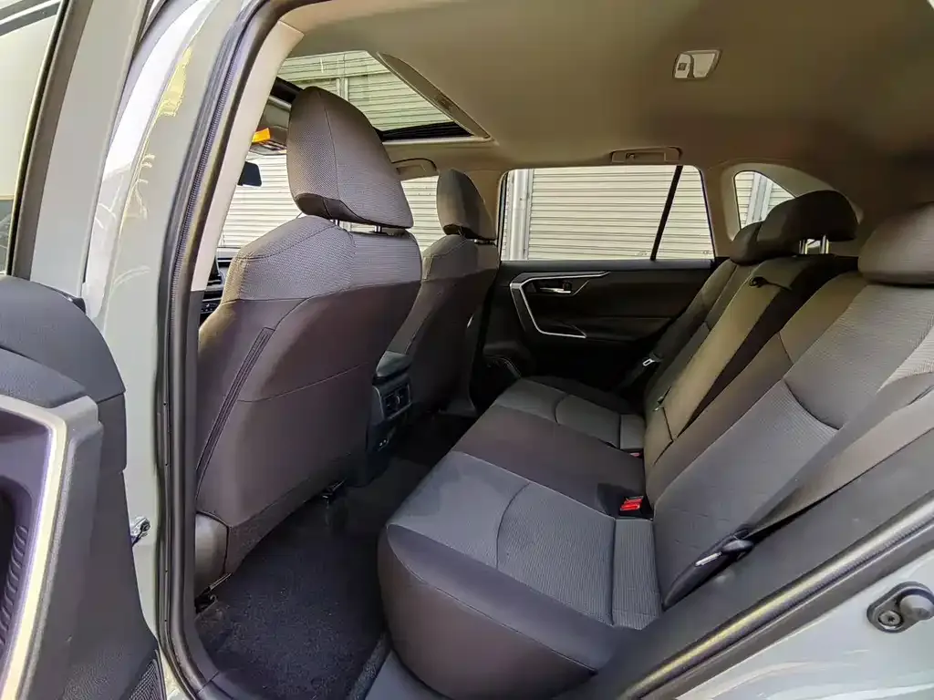 Toyota RAV4 — фото 2