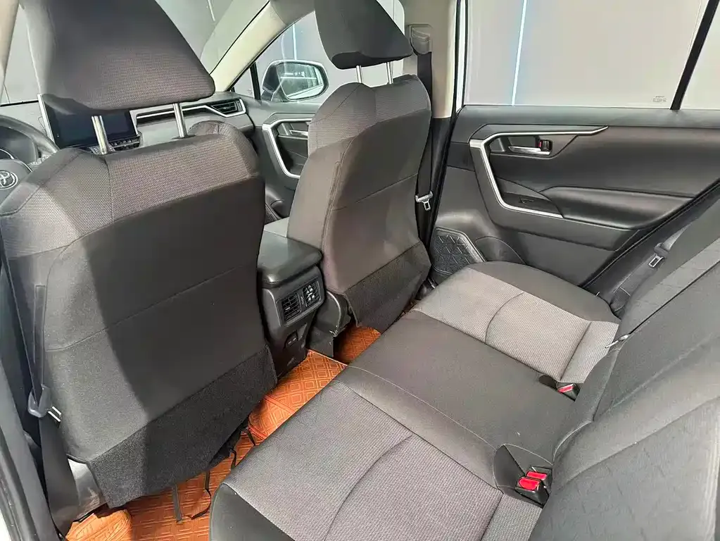 Toyota RAV4 — фото 10
