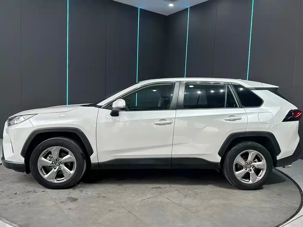 Toyota RAV4 — фото 4