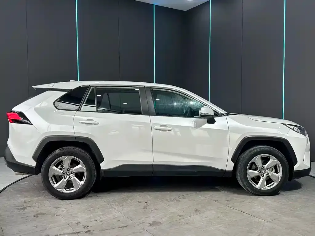 Toyota RAV4 — фото 5