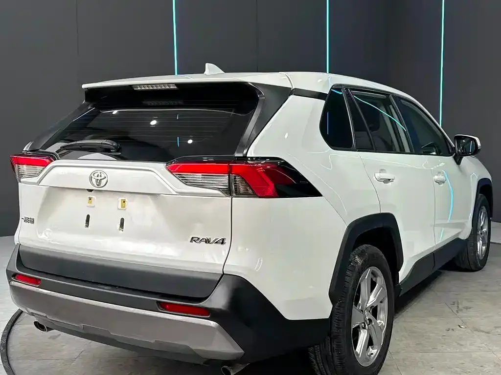 Toyota RAV4 — фото 6