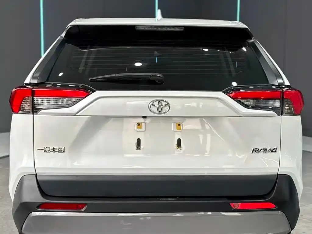 Toyota RAV4 — фото 7