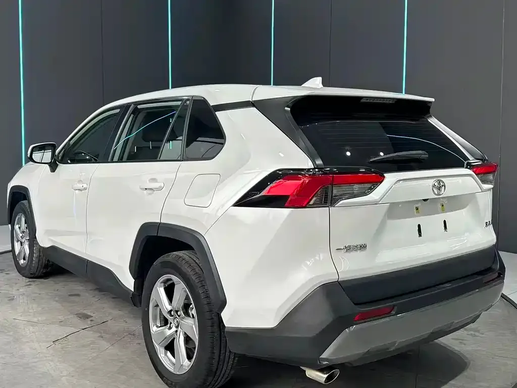 Toyota RAV4 — фото 8