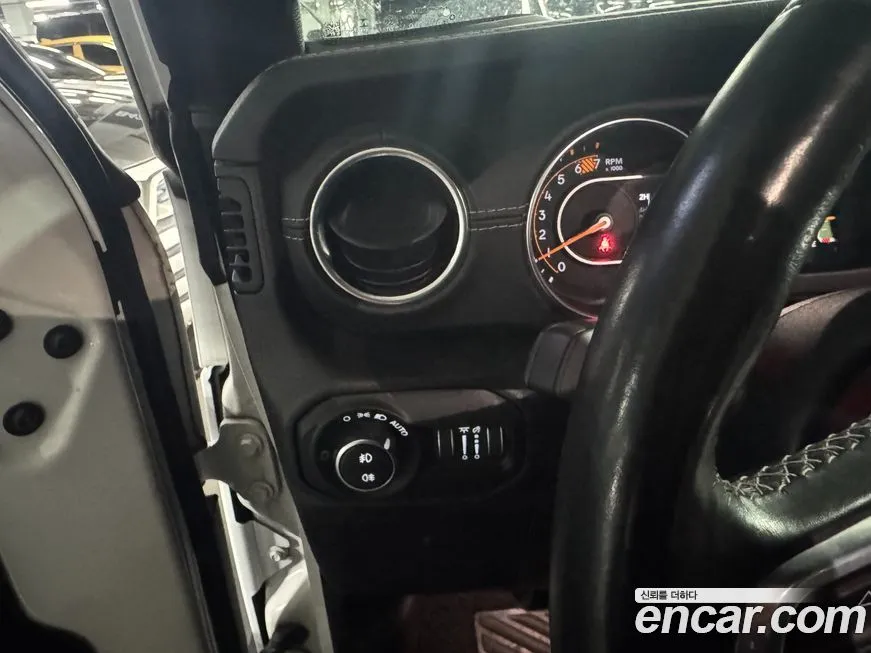 Jeep Wrangler — фото 10