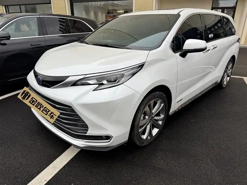 Toyota Sienna — фото 1