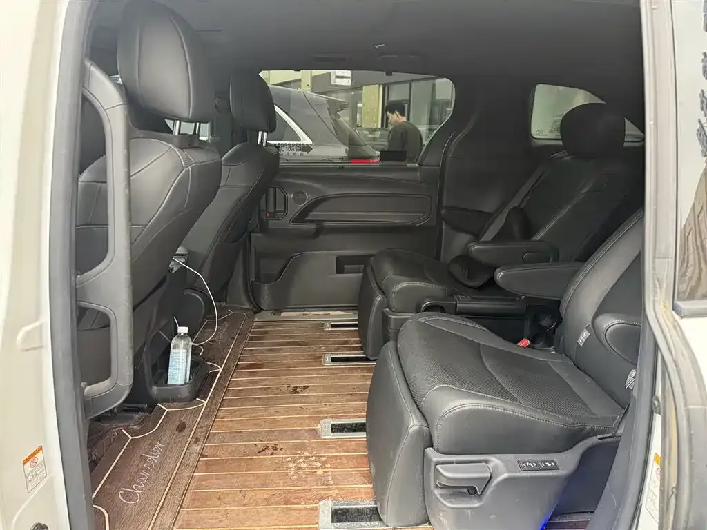 Toyota Sienna — фото 2