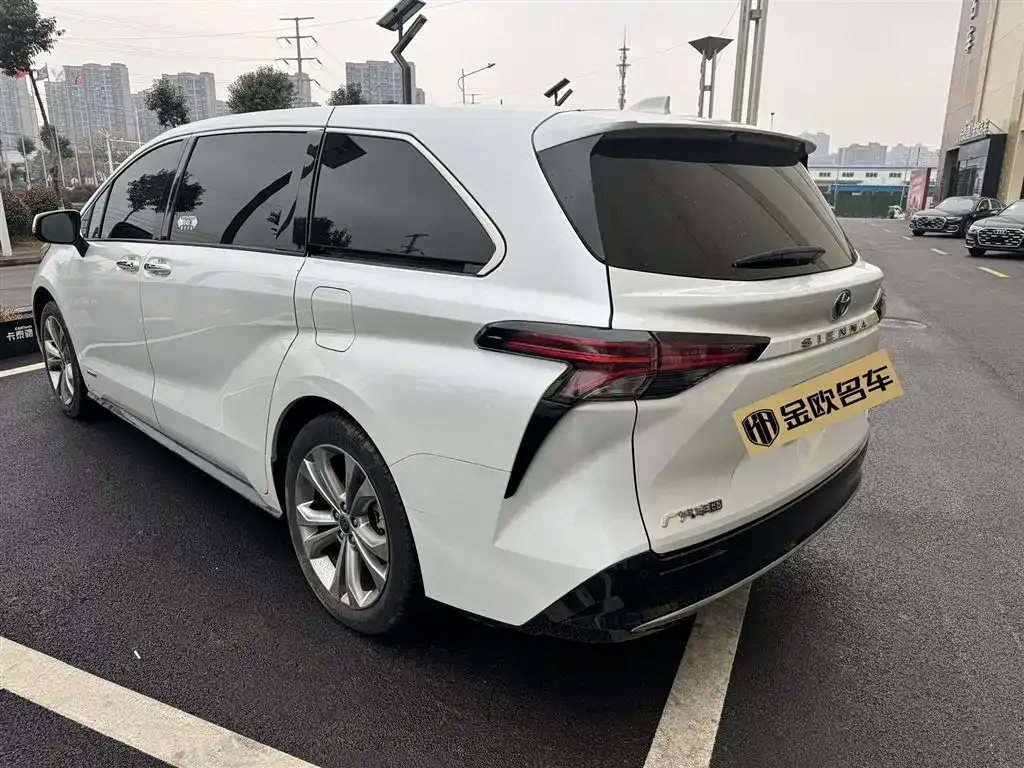 Toyota Sienna — фото 3