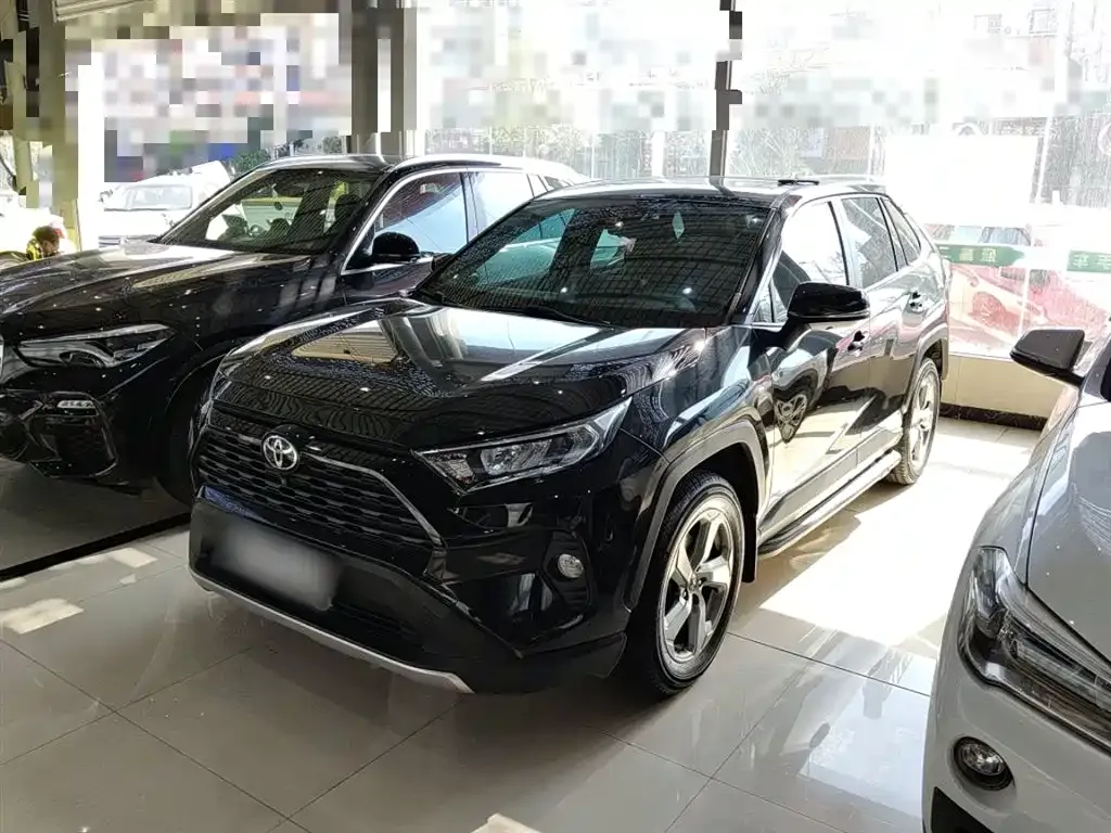 Toyota RAV4 — фото 1