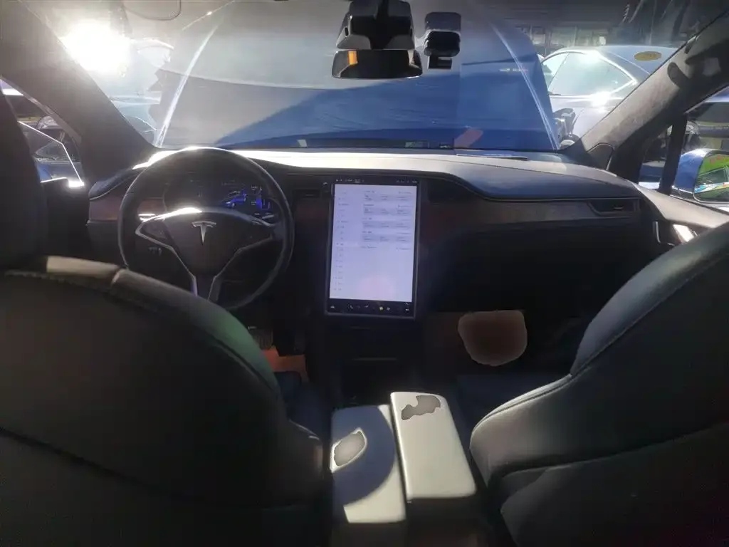 Tesla Model X — фото 3