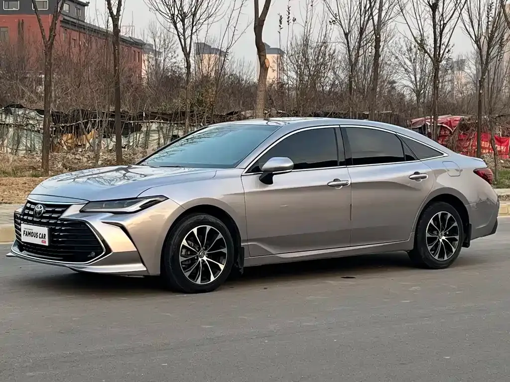 Toyota Avalon — фото 1